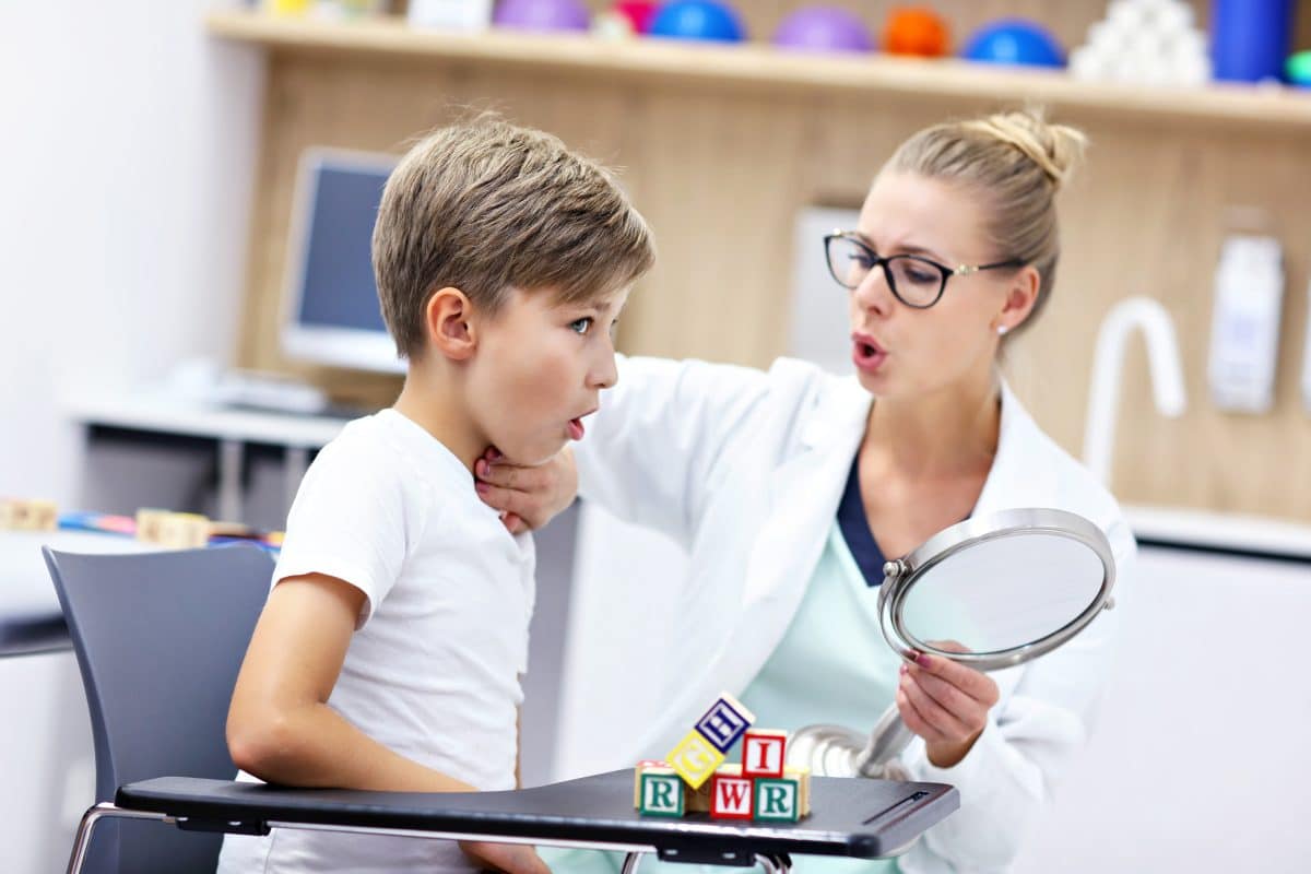 speech therapy از روش های توسعه مهارت گفتار در خانه استفاده کنید بخش بزرگی از گفتار درمانی برای کودکان نوپا، آموزش والدین است. آسیب شناس گفتار برای مدت کوتاهی با فرزندتان است. شما زمان بیشتری را با آنها می گذرانید! اگر در طول روز از راهبردهای گفتار درمانی استفاده کنید، فرزندتان پیشرفت بهتری خواهد داشت.